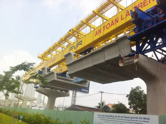 Lắp đặt dầm cầu đầu tiên tuyến Metro Bến Thành - Suối Tiên