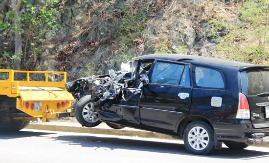 Nha Trang: Xe đầu kéo đụng nát đầu xe ô tô