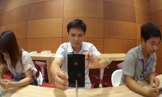 FPT Shop tổ chức cho người dùng trải nghiệm Bphone