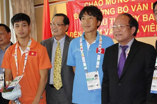 Bộ trưởng thăm đội tuyển ảnh 1