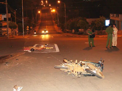 Hai thanh niên bị xe chở rác cán chết