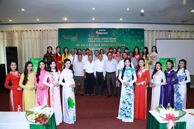 Thí sinh cuộc thi Hoa khôi ĐBSCL 2015 giao lưu với các nhà báo lão thành cách mạng