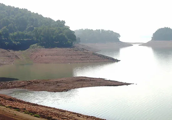 Hồ đập khô cạn, sông ngập mặn đe dọa vụ hè thu