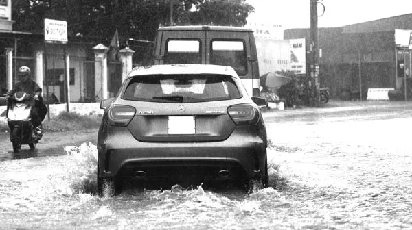 Kinh nghiệm lái xe ô tô mùa mưa bão