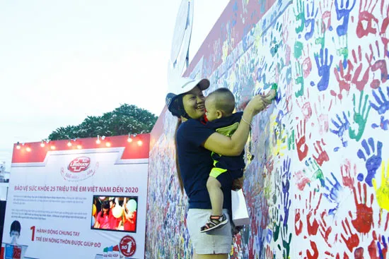 Bức tranh vân tay “Nối vòng tay lớn vì một Việt Nam khỏe mạnh hơn” xác lập kỷ lục Việt Nam