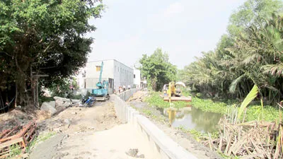 Vì sao bờ bao bằng nhựa PCV bị nghiêng?