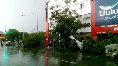 Đường phố Hà Nội ngổn ngang và ùn tắc giao thông vì  mưa lớn kèm giông lốc