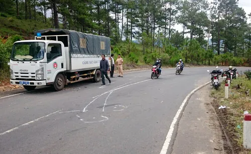 Ô tô du lịch va chạm xe máy, 1 người chết, 1 trọng thương