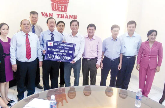 Công ty tnhh Nệm Vạn Thành ủng hộ Quỹ Vì người nghèo quận Tân Phú