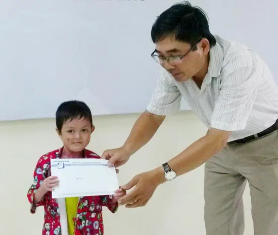 Trao tiền hỗ trợ cho cháu bé bị mụn nước khắp người