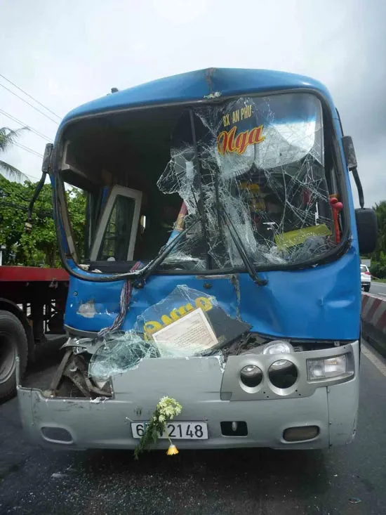 Tiền Giang: 3 xe tông liên hoàn trên Quốc lộ 1