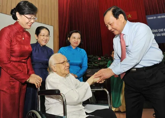 Bài học về tư duy đổi mới và gắn bó với dân