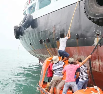 Bàn giao 8 nghi phạm cướp biển cho Bộ Công an