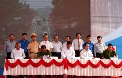 Tổ chức ngày hội an toàn giao thông đồng bào các dân tộc Tây Nguyên ở  Đắk Lắk