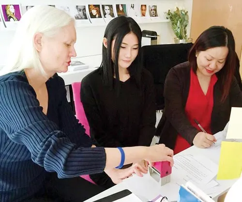 Người mẫu Kha Mỹ Vân làm việc tại kinh đô thời trang Paris