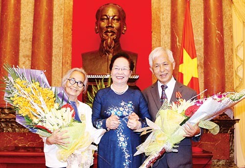 Vice President Nguyen Thi Doan (C) presented prestigious Friendship Order to Vietnamese French Professors Le Kim Ngoc (L) and Tran Thanh Van.