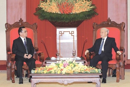 Party General Secretary Nguyen Phu Trong receives Lao Prime Minister Thongsing Thammavong in Ha Noi yesterday. — VNA/VNS Photo Tri Dung