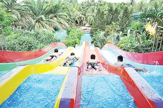 Sôi động mùa hè cùng Công viên nước Đầm Sen