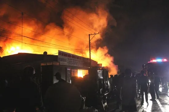 Đồng Nai: cháy xưởng vải trên quốc lộ 51