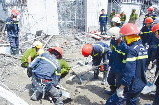 Công tác cứu hộ, cứu nạn của Cảnh sát PC&CC tại vụ sập giàn giáo Dự án Saigon South Offic (quận 7) ảnh 4