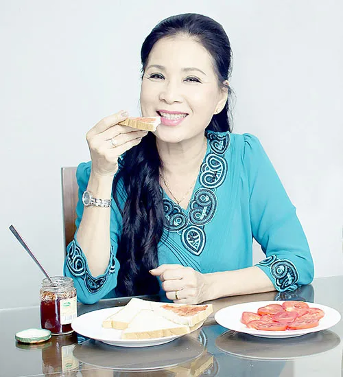 Uống sữa để bổ sung đủ dưỡng chất