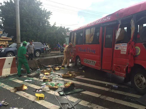 Xe khách húc văng dải phân cách, 10 người phải đi cấp cứu ảnh 2