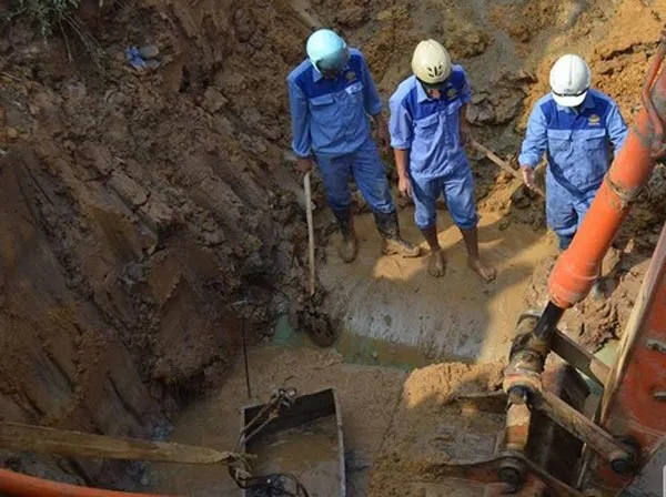 Đường ống dẫn nước sông Đà lại bị vỡ