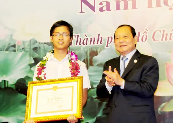 Tuyên dương hơn 4.000 học sinh giỏi thành phố, quốc gia và quốc tế