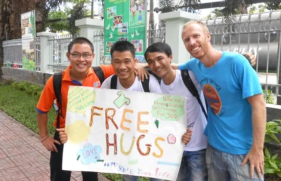 Free Hugs - kết nối yêu thương