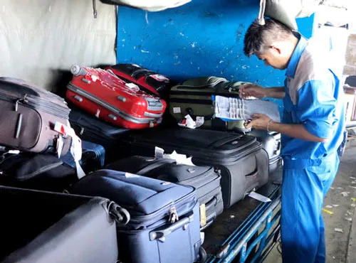 Bắt giữ 2 nhân viên hàng không trộm cắp điện thoại của hành khách