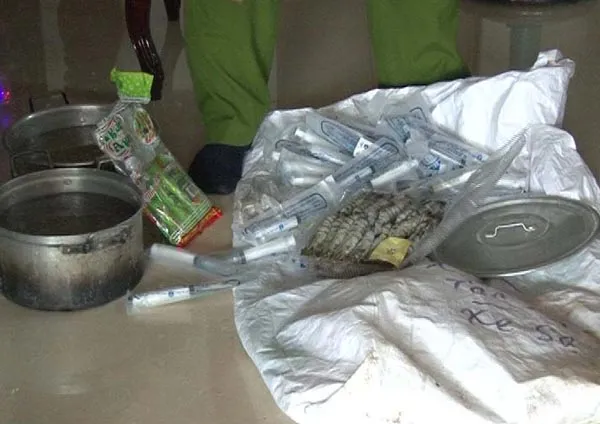 Thừa Thiên - Huế: Bắt quả tang 2 cơ sở kinh doanh thủy sản bơm tạp chất lạ vào tôm sú