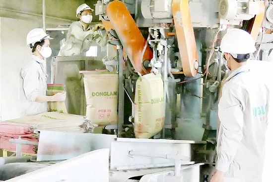 Tặng xi măng giúp 1.000 gia đình nghèo miền Trung xây nhà