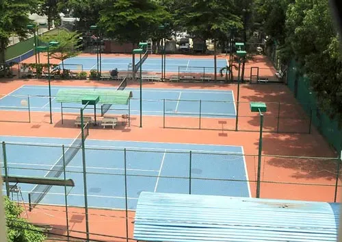 Quyết giữ lại sân tennis