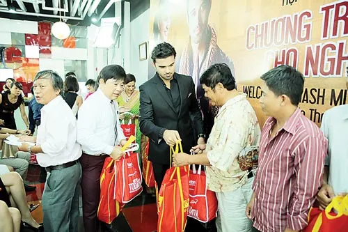 Avinash Mukherjee và Smita Bansal thân thiện trao quà cho nghệ sĩ nghèo