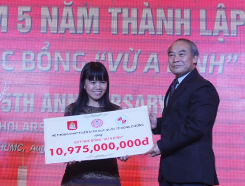 deputy minister of trainning & education receives VND 11billion for the fund -Photo: SGGP