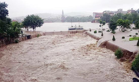 Torrential rains returned to Uong Bi city, Quang Ninh province on August 2 (Photo: SGGP)
