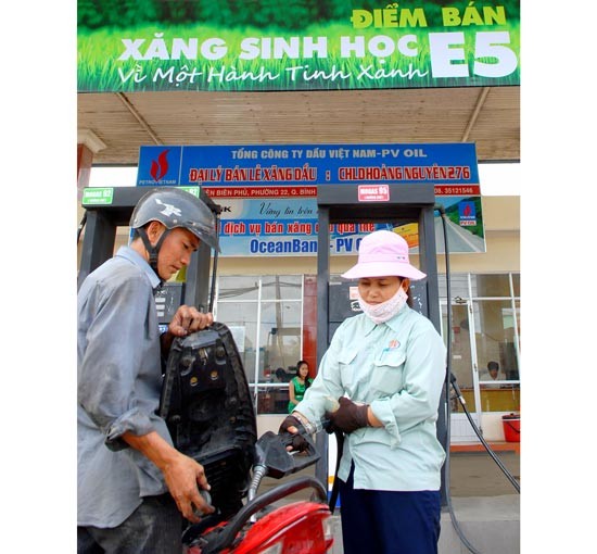 The number of E5 gasoline filling stations is limited in HCMC (Photo: SGGP)
