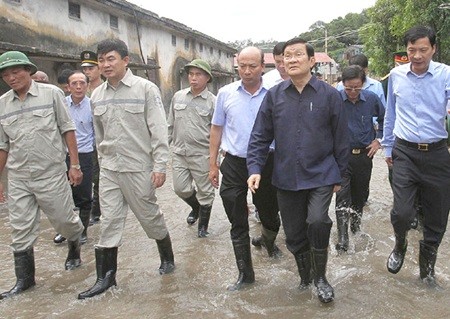 President Truong Tan Sang (in dark blue) visited Quang Ninh Province yesterday to overhaul activities to address the consequences of the torrential rains and flooding over the last few days. (Photo: VNA/VNS)