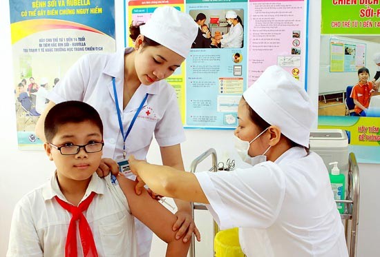 The free mass vaccination campaign against measles and rubella helps to kill the two dangerous diseases (Photo: SGGP)