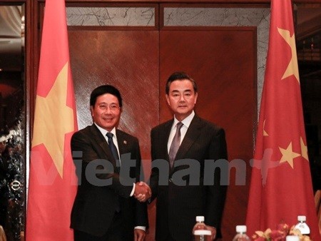 Deputy PM and Foreign Minister Pham Binh Minh (left) meets with Chinese Foreign Minister Wang Yi on the sidelines of the AMM 48. (Photo: VNA)