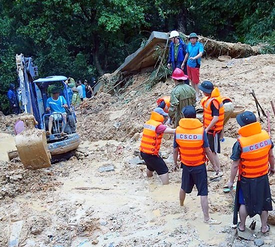 Rescuers searched for victims missing in a mountain landslide in Ha long city, Quang Ninh province on August 4 (Photo: SGGP)