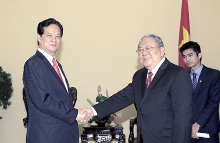 Prime Minister Nguyen Tan Dung (left) receives Kyaw Kyaw Maung, governor of the Central Bank of Myanmar, yesterday in Ha Noi. (Photo: VNA/VNS)