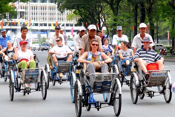 Foreigners do sightseeing by cyclos in HCMC (Photo: SGGP)