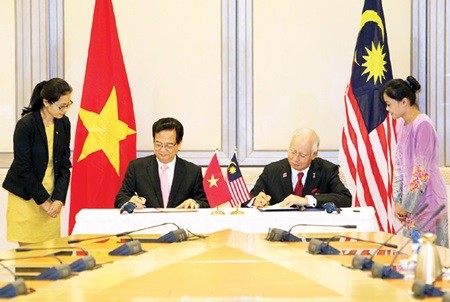 Vietnamese Prime Minister Nguyen Tan Dung and his Malaysian counterpart, Najib Razak, yesterday signed a joint statement on strategic partnership between the two countries. (Photo: VNA/VNS)