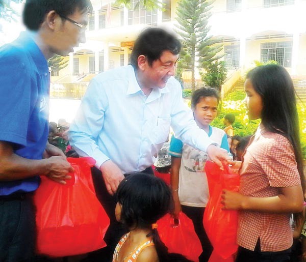 Mr. Luu gives presents to children in the commune (Photo: SGGP)