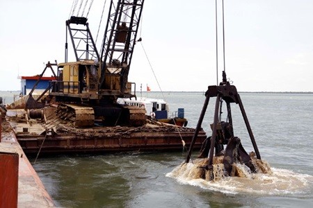 Workers dredge the Soai Rap River passage. HCM City has sought the Government's permission to earmark VND300 billion (US$13.8 million) a year for dredging the river, which connects the city with the East Sea. — VNA/VNS Photo Hoang Hai