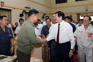 President Truong Tan Sang meets with veterans in Nghe An province (Source: VNA)