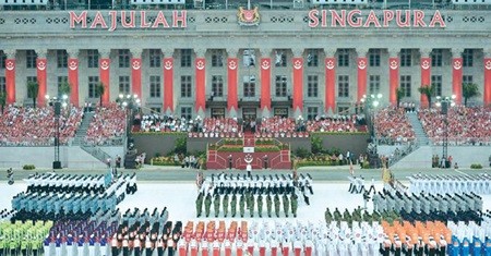 Prime Minister Nguyen Tan Dung, alongside seven heads of state and government and foreign dignitaries from 18 countries, attended the 50th anniversary celebrations of Singapore's Independence Day. (Photo: http://www.straitstimes.com)