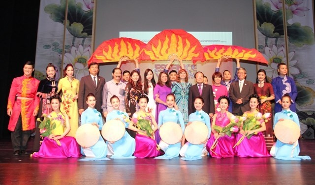 Vietnam, US delegates take photo at the event (Photo: VGP News)
