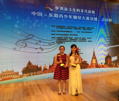 Bui Khanh Linh and Pham Nguyen Nguyet Ha won two first prizes at the contest